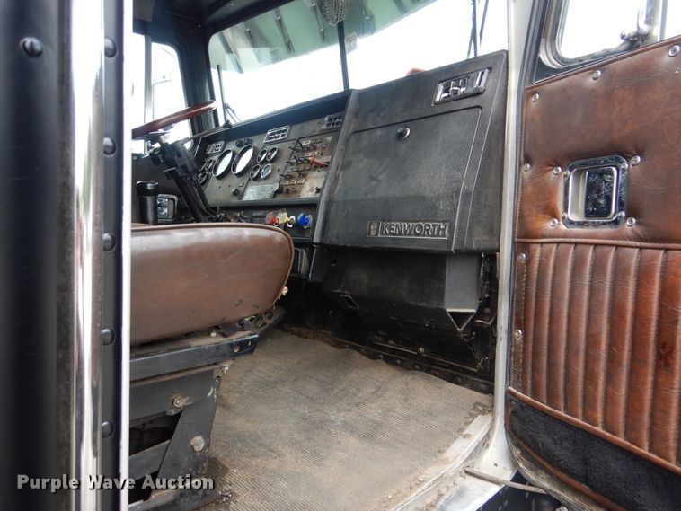 image for item HY9488 1986 Kenworth W900B  semi truck