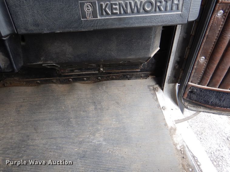 image for item HY9488 1986 Kenworth W900B  semi truck