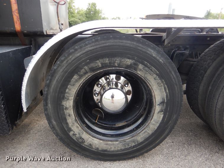 image for item HY9488 1986 Kenworth W900B  semi truck