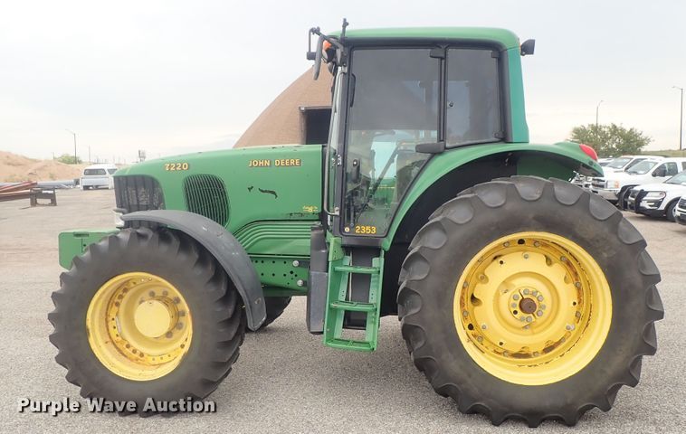 image for item DE0693 John Deere 7220  MFWD tractor