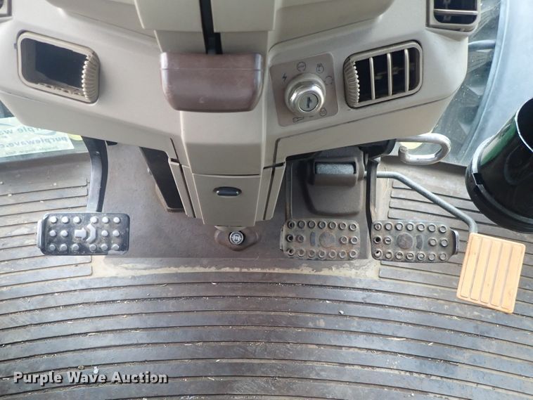 image for item DE0693 John Deere 7220  MFWD tractor