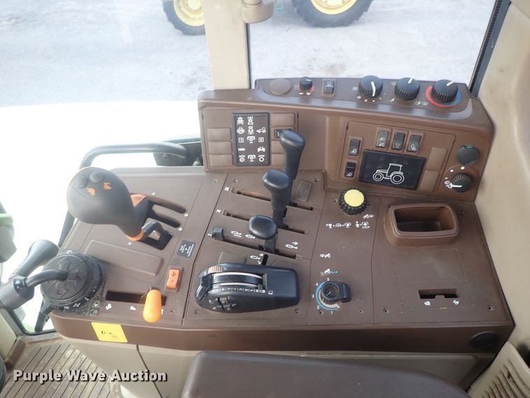 image for item DE0693 John Deere 7220  MFWD tractor