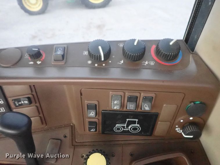 image for item DE0693 John Deere 7220  MFWD tractor