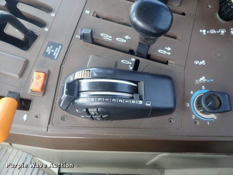 image for item DE0693 John Deere 7220  MFWD tractor