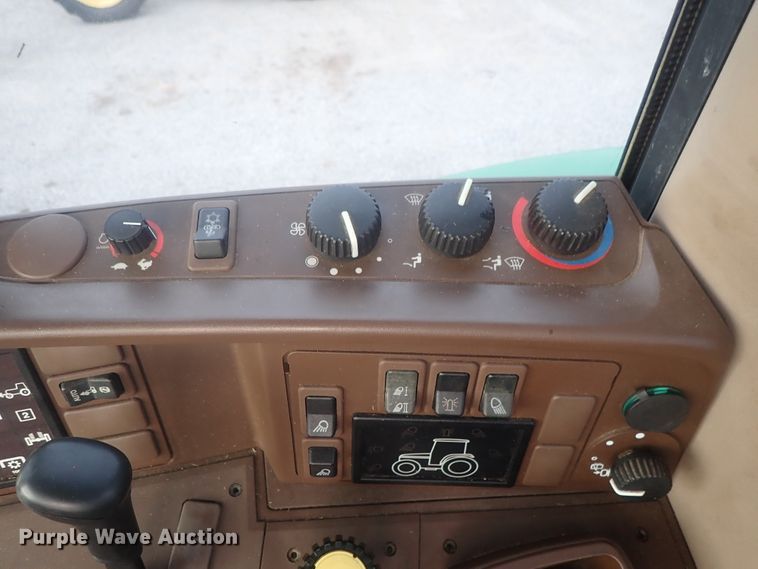 image for item DE0693 John Deere 7220  MFWD tractor