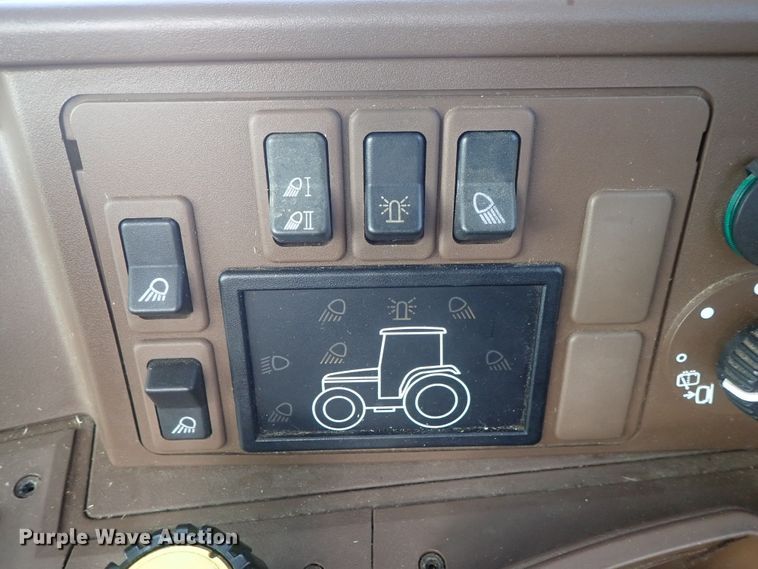 image for item DE0693 John Deere 7220  MFWD tractor