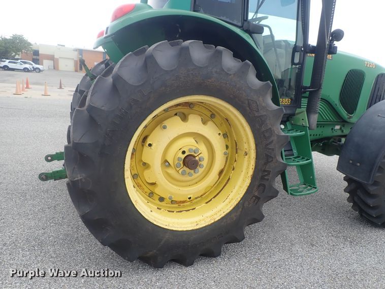 image for item DE0693 John Deere 7220  MFWD tractor