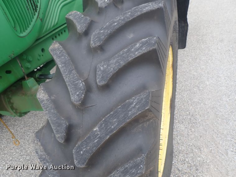 image for item DE0693 John Deere 7220  MFWD tractor