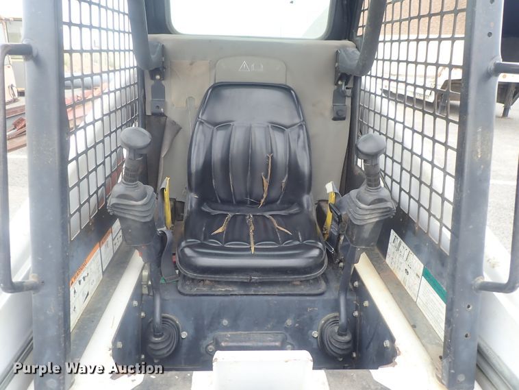 image for item DE0695 Bobcat 863  skid steer loader