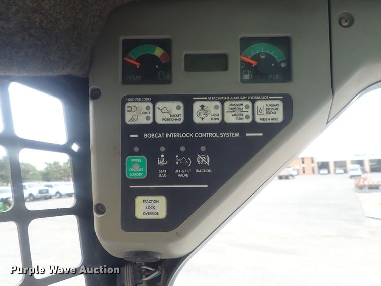 image for item DE0695 Bobcat 863  skid steer loader