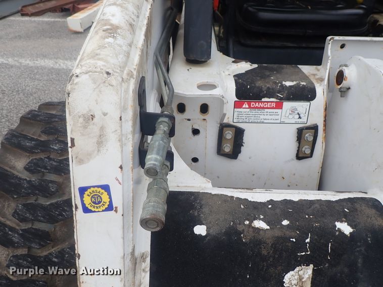 image for item DE0695 Bobcat 863  skid steer loader