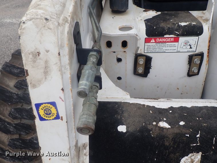 image for item DE0695 Bobcat 863  skid steer loader