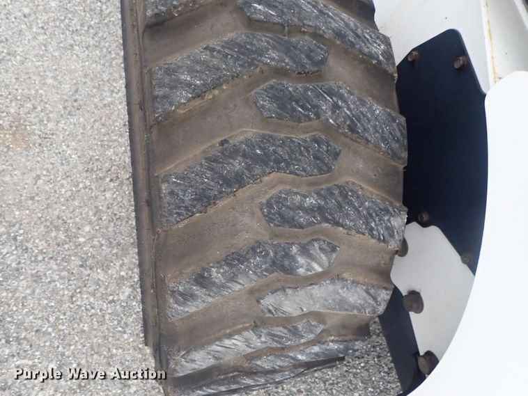 image for item DE0695 Bobcat 863  skid steer loader