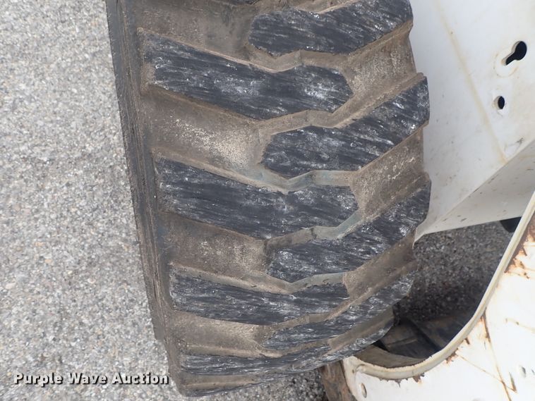 image for item DE0695 Bobcat 863  skid steer loader