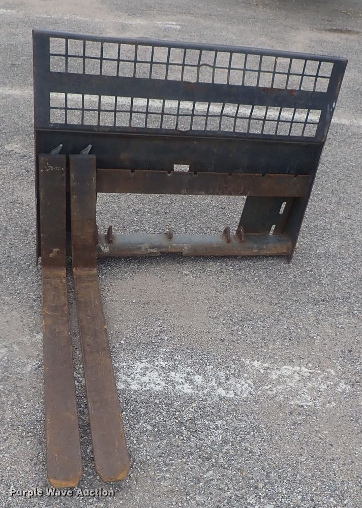 image for item DE0695 Bobcat 863  skid steer loader