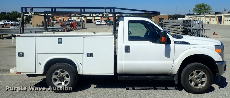 image for item DE0709 2016 Ford F250 Super Duty  utility bed pickup truck