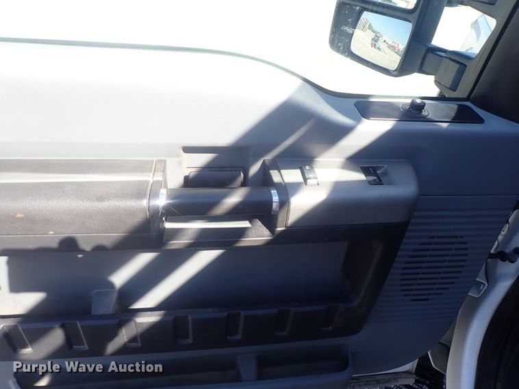 image for item DE0709 2016 Ford F250 Super Duty  utility bed pickup truck