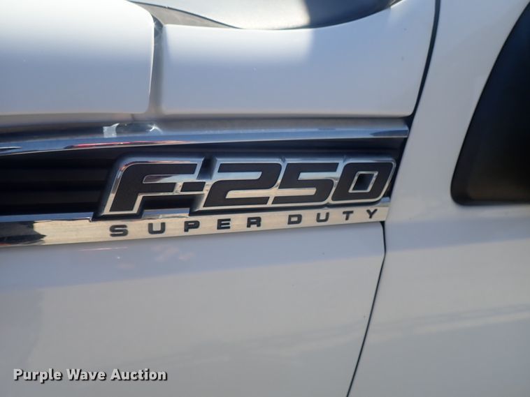 image for item DE0709 2016 Ford F250 Super Duty  utility bed pickup truck