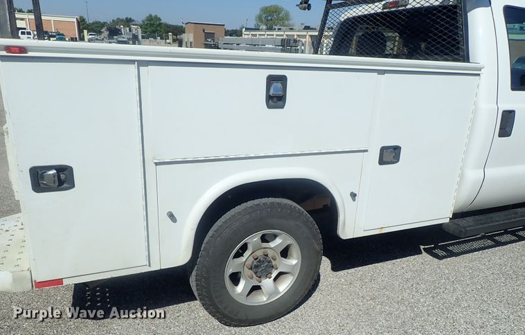 image for item DE0709 2016 Ford F250 Super Duty  utility bed pickup truck