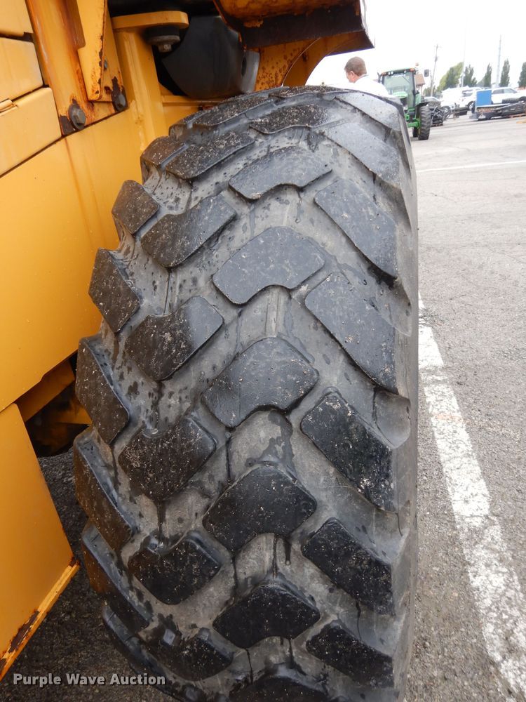 image for item DJ4467 2005 John Deere 624J  wheel loader