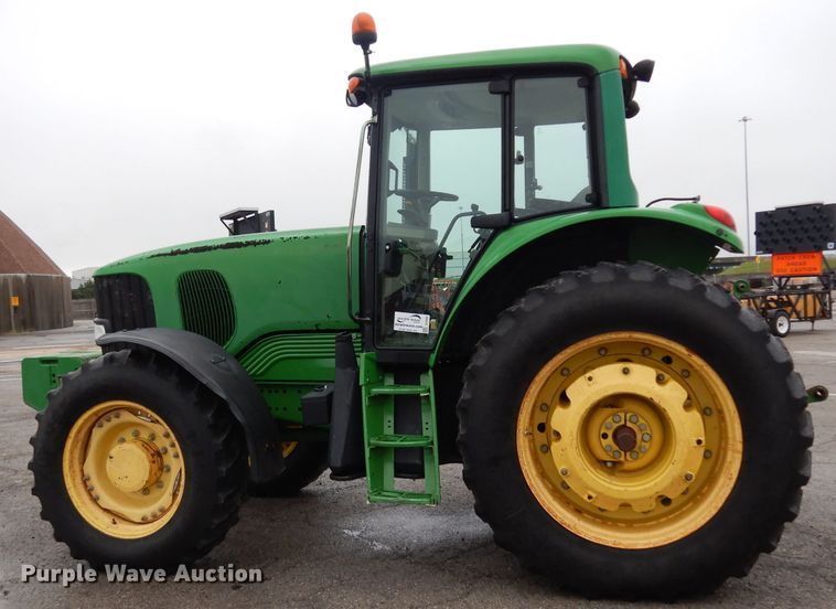 image for item DJ4482 2004 John Deere 7220  MFWD tractor