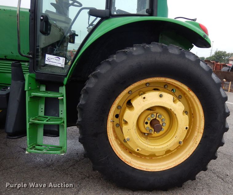 image for item DJ4482 2004 John Deere 7220  MFWD tractor