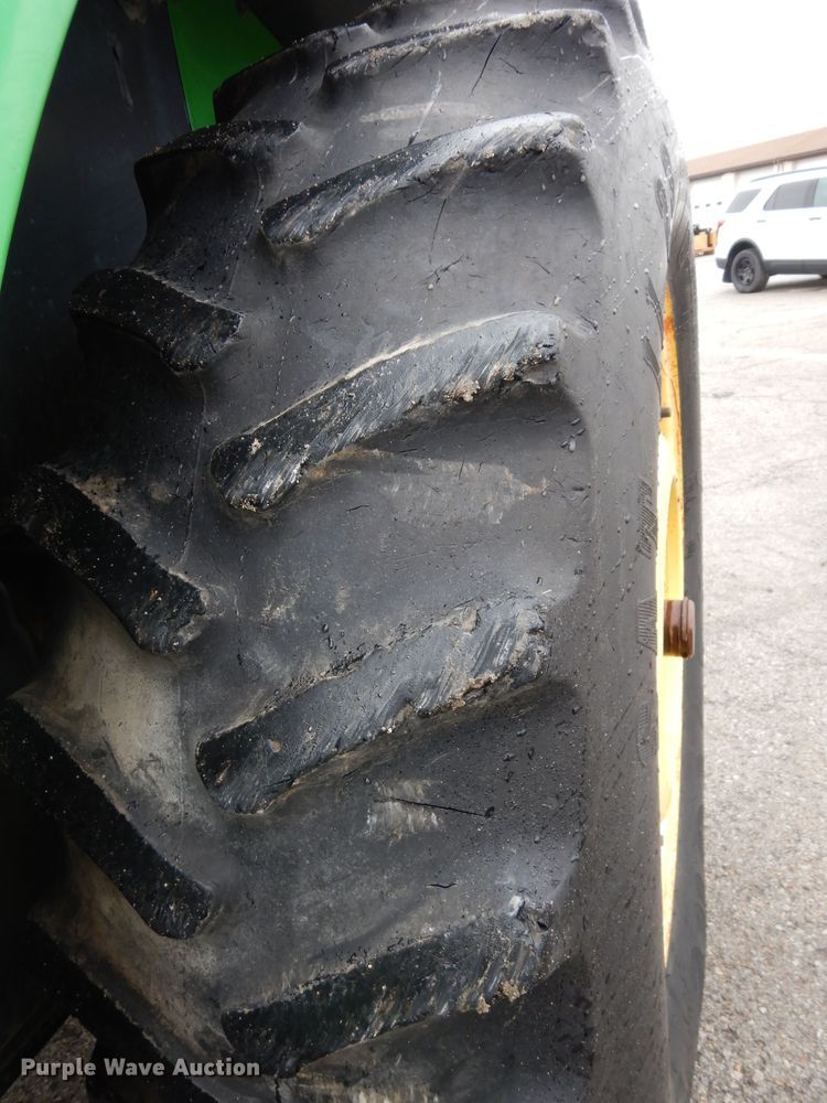 image for item DJ4482 2004 John Deere 7220  MFWD tractor