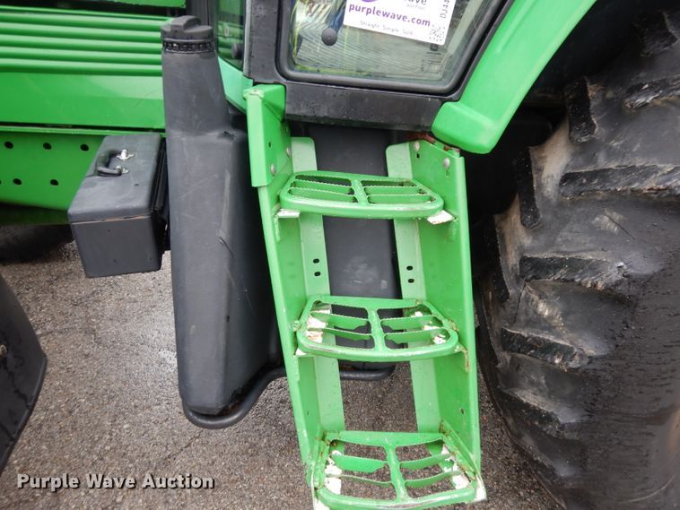 image for item DJ4482 2004 John Deere 7220  MFWD tractor