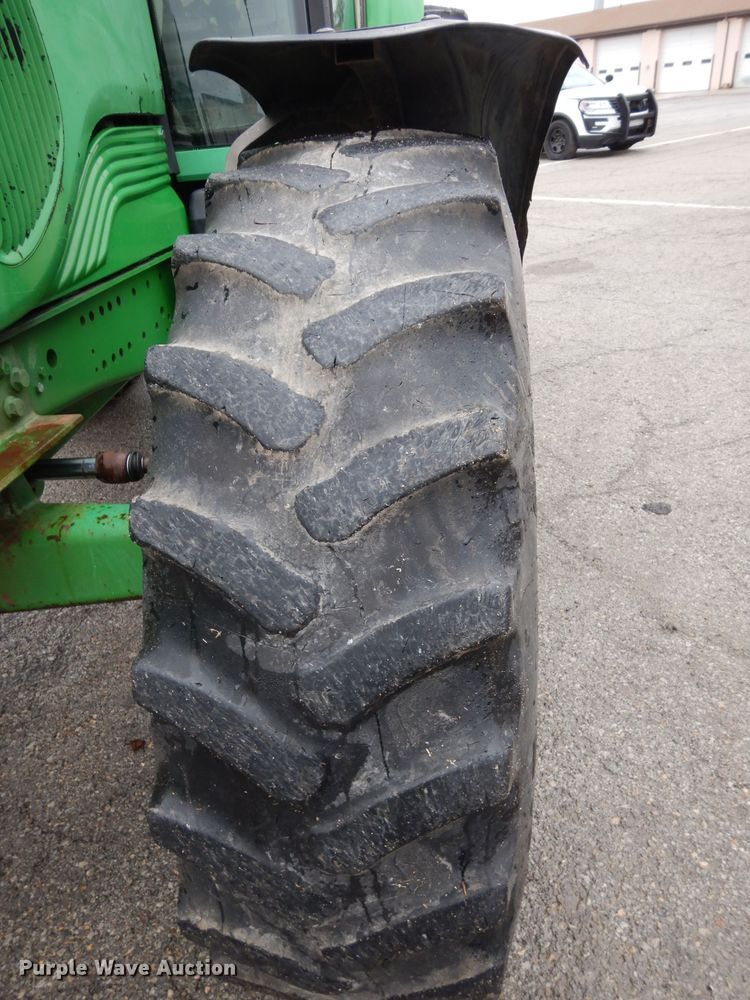 image for item DJ4482 2004 John Deere 7220  MFWD tractor