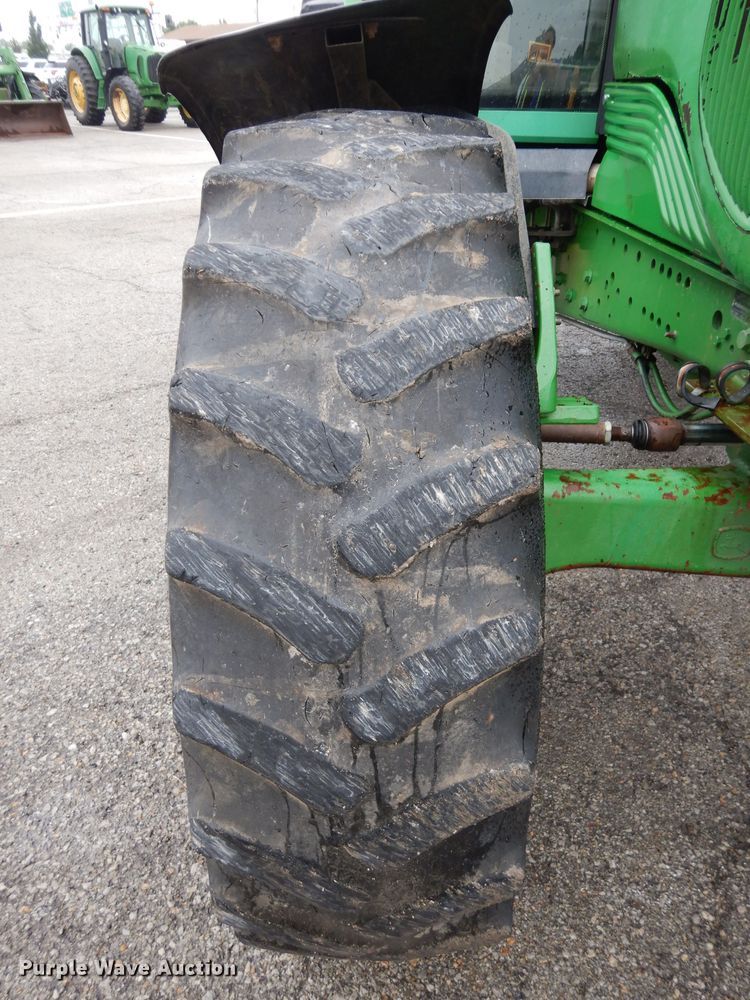 image for item DJ4482 2004 John Deere 7220  MFWD tractor