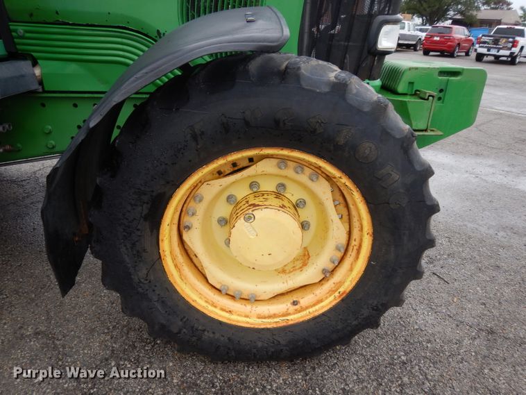 image for item DJ4482 2004 John Deere 7220  MFWD tractor