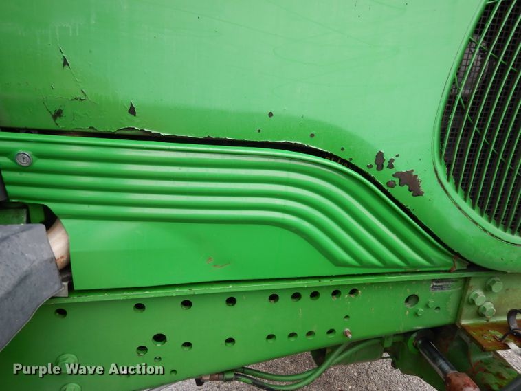 image for item DJ4482 2004 John Deere 7220  MFWD tractor