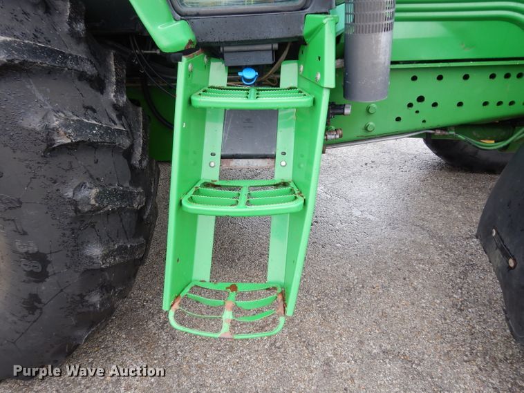 image for item DJ4482 2004 John Deere 7220  MFWD tractor