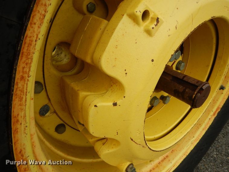 image for item DJ4482 2004 John Deere 7220  MFWD tractor