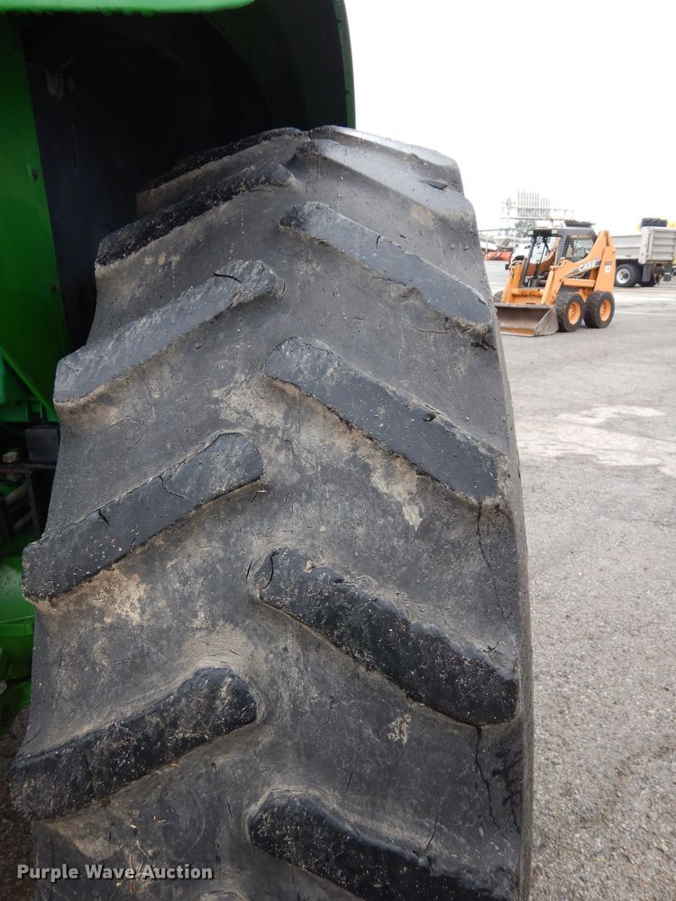 image for item DJ4482 2004 John Deere 7220  MFWD tractor