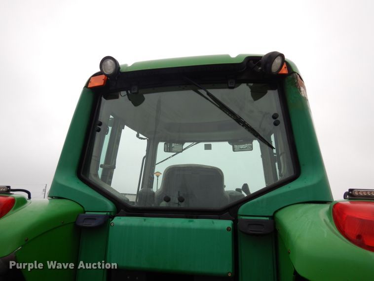 image for item DJ4482 2004 John Deere 7220  MFWD tractor