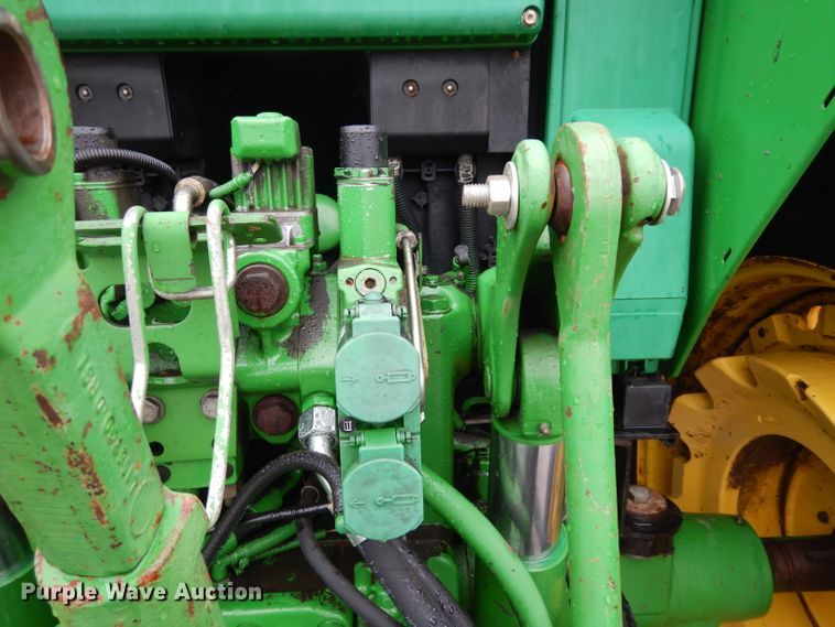 image for item DJ4482 2004 John Deere 7220  MFWD tractor