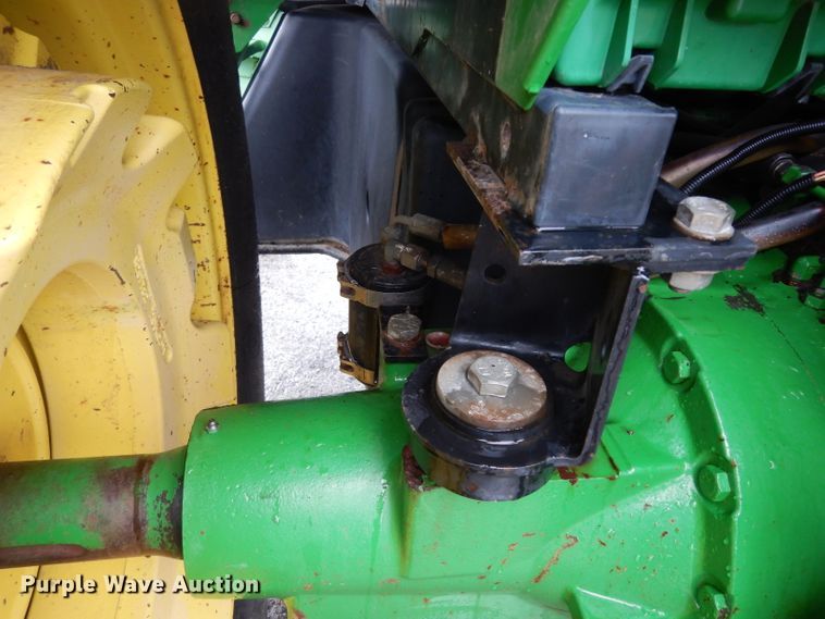 image for item DJ4482 2004 John Deere 7220  MFWD tractor