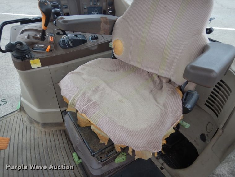 image for item DJ4482 2004 John Deere 7220  MFWD tractor