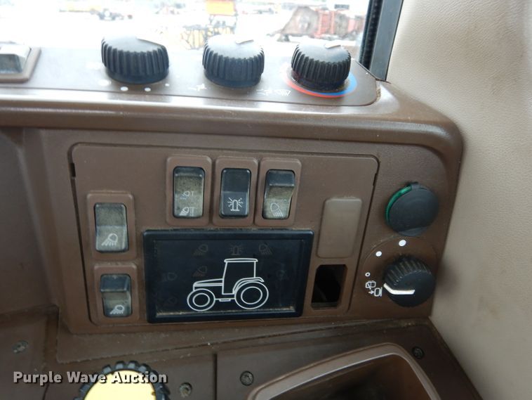 image for item DJ4482 2004 John Deere 7220  MFWD tractor