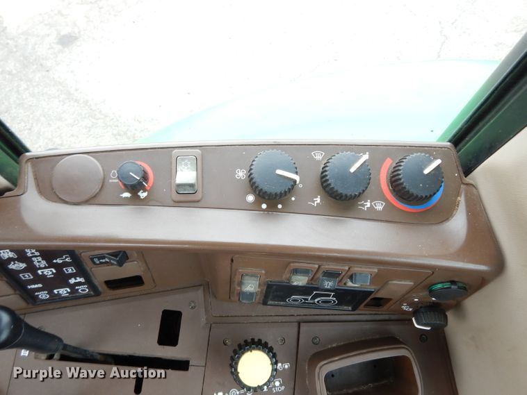 image for item DJ4482 2004 John Deere 7220  MFWD tractor