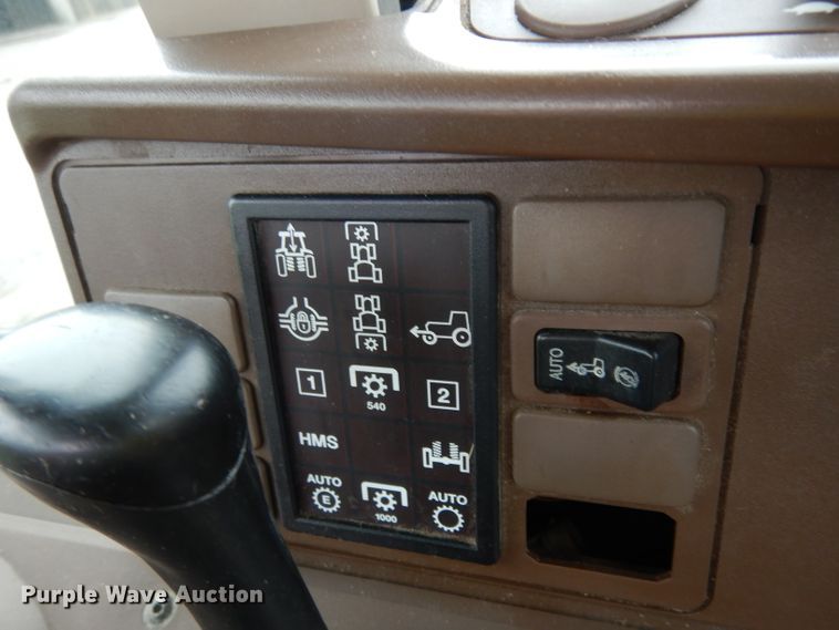 image for item DJ4482 2004 John Deere 7220  MFWD tractor