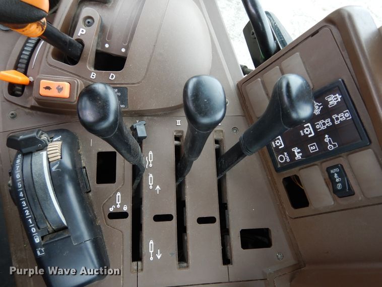 image for item DJ4482 2004 John Deere 7220  MFWD tractor