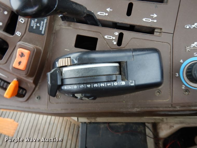 image for item DJ4482 2004 John Deere 7220  MFWD tractor