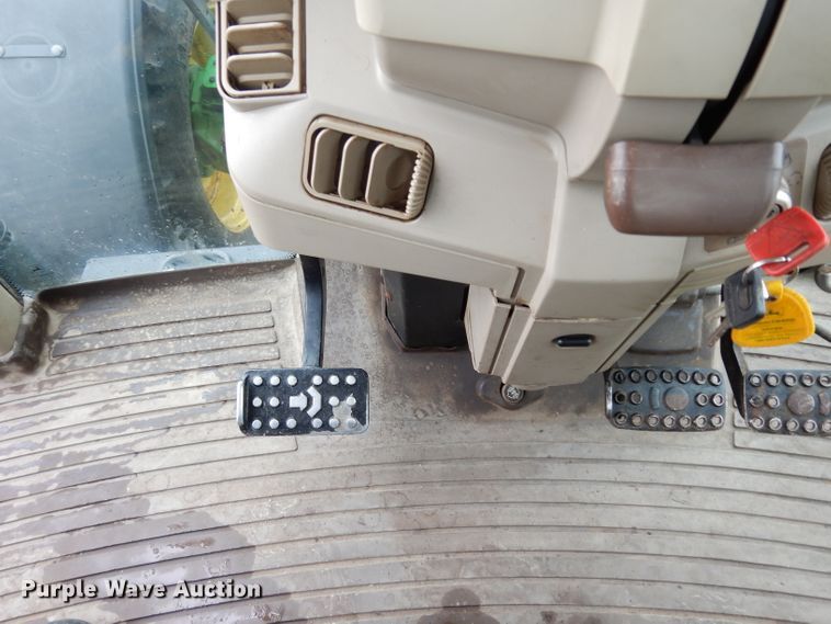 image for item DJ4482 2004 John Deere 7220  MFWD tractor