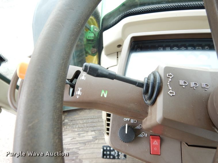 image for item DJ4482 2004 John Deere 7220  MFWD tractor