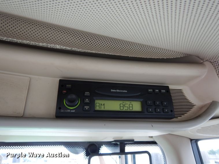 image for item DJ4482 2004 John Deere 7220  MFWD tractor