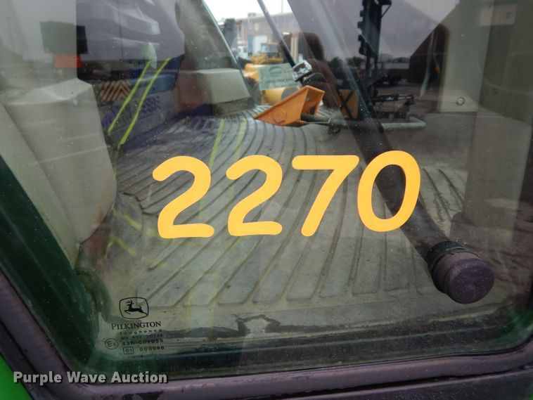 image for item DJ4482 2004 John Deere 7220  MFWD tractor