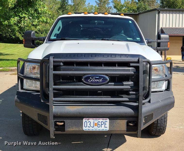 image for item DY9881 2012 Ford F550 Super Duty  Crew Cab flatbed truck
