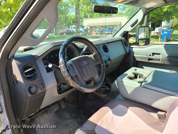 image for item DY9881 2012 Ford F550 Super Duty  Crew Cab flatbed truck